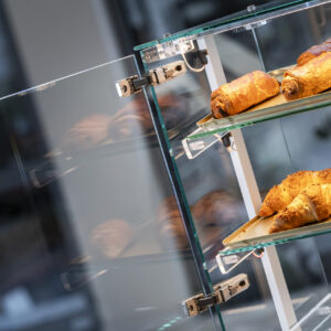 SNACK 560 D-SD bakery display case - doors and slanted shelves – self-service model - Image 3